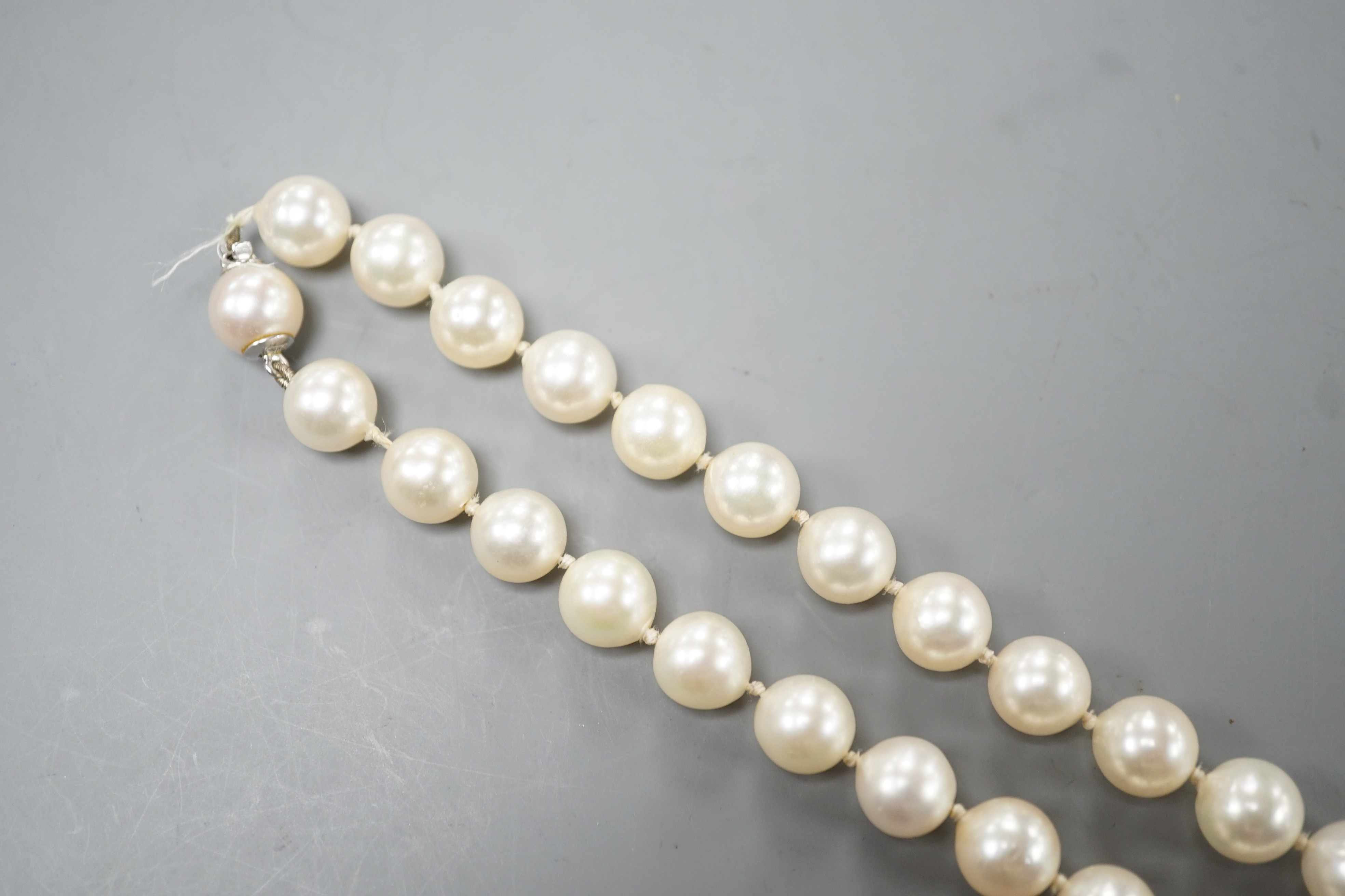 A modern single strand cultured pearl necklace with 750 white metal clasp, 42cm.